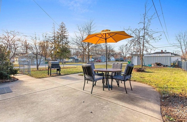 Cozy, quiet, & convenient 2-bedroom house with WiFi & AC in vibrant Green Bay