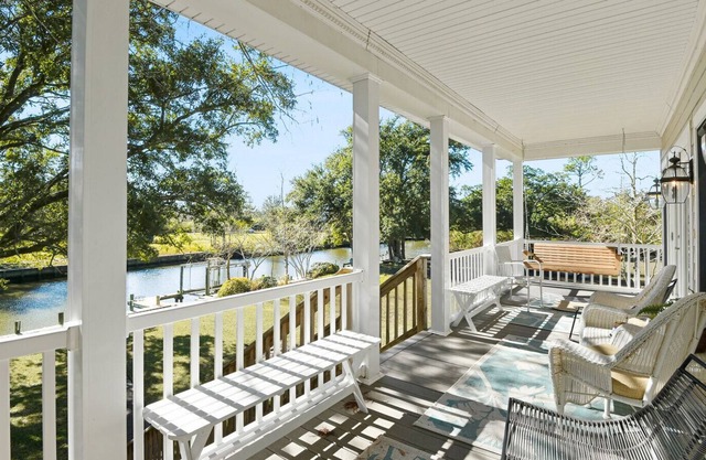 Cozy Raised Cottage Overlooking Beautiful Bayou Mallini