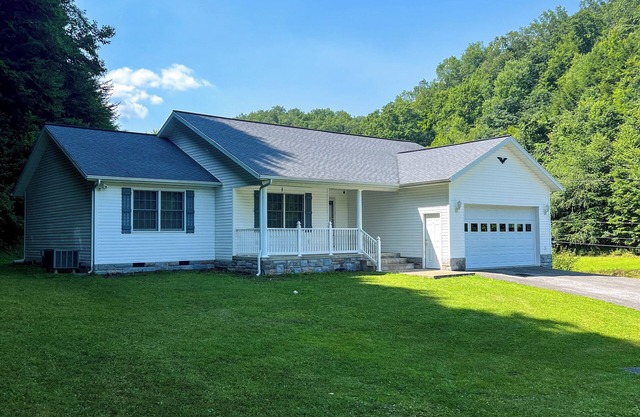 Cozy ranch style home close to Virginia Spearhead and Hatfield McCoy Trailheads