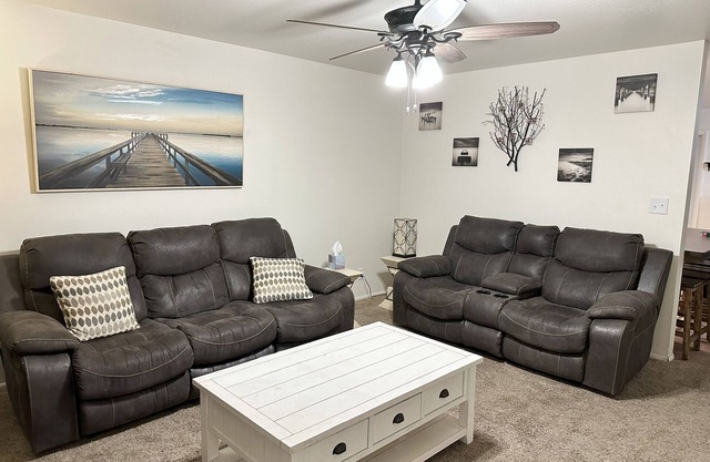 Cozy Relaxation Central Phoenix 5 min to theme park - room for the whole family