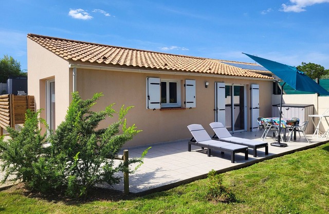 Cozy Renovated House, 4 Guests, Near Beach & Shops, Large Shared Garden with Trampoline & Swing