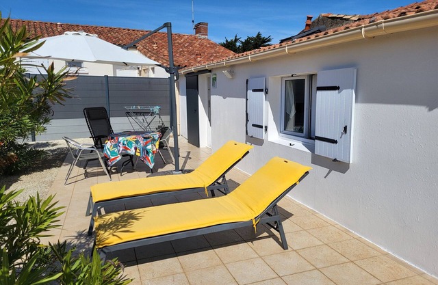Cozy Renovated Cottage Near Beach with Shared Garden and Activities in Saint-Vincent-sur-Jard