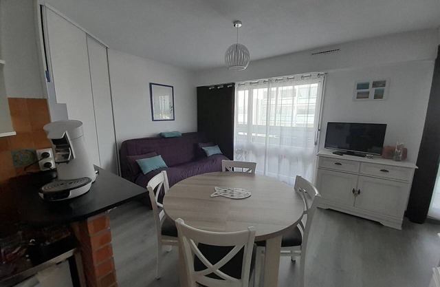 Cozy renovated studio near ocean with parking
