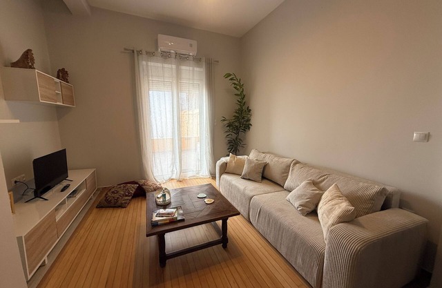 Cozy, renovated flat in Athens in 1950s townhouse. With veranda and garden!
