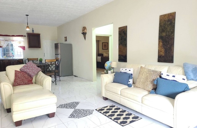 Cozy retreat just five min from downtown Ocho rios/beaches