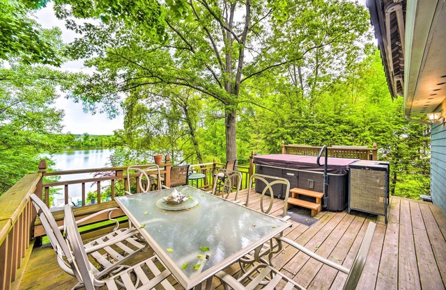 Cozy Retreat w/Hot Tub, on Sleepy Hollow Lake!