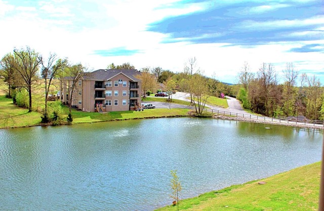 Cozy Retreat with Outdoor Pools & Golf Views at Holiday Hills Resort