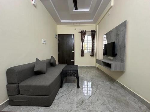 Cozy Room 1Bhk with Lift 502
