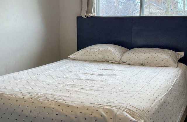 Cozy Room Bow River: Shared Amenities House