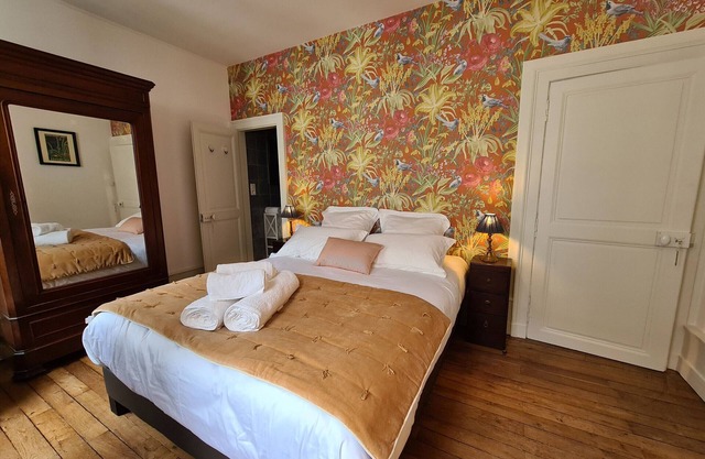 Cozy Room "Pondichéry" with Private Bath and Breakfast Included in Châteauroux House