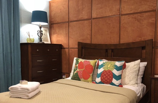COZY ROOM & POOL! in Tropical Paradise & 5 Mins from Airport!