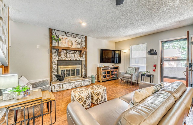 Cozy Ruidoso Condo w/Deck ~ 2 Mi to Cedar Creek!