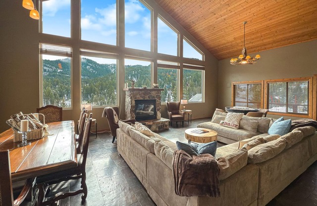Cozy Rustic Escape Su