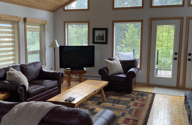 Cozy Rustic Lakefront Family Cabin on Lake Windermere