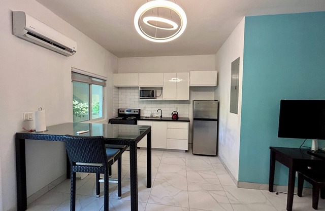 Cozy studio with AC and WiFi in soothing Venetian Road Settlement