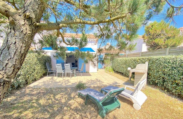 Cozy Seaside Home: Pool, Tennis, Beach 300m, South/West Terrace, Private Parking