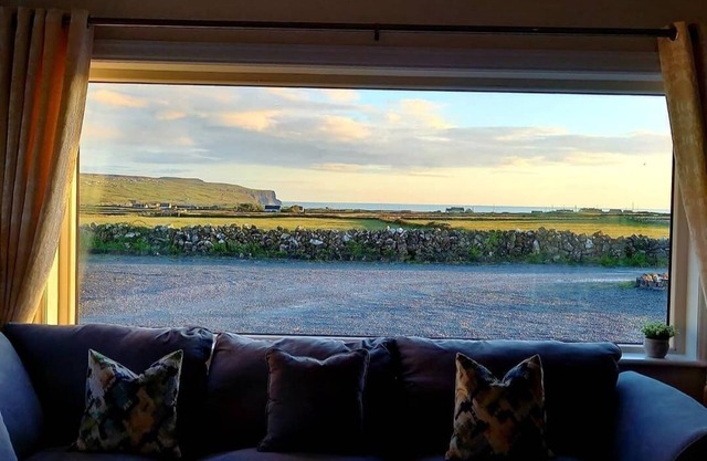 Cozy semi detached cottage 5 mins drive from Doolin. Cliffs of Moher views!
