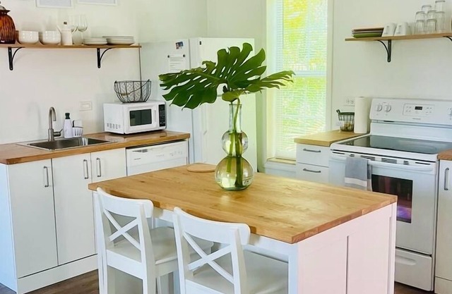 Cozy serene affordable loft in a quiet neighborhood 15-20 minutes to the beach!