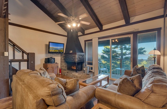 Cozy Ski Condo with Lake View, East Peak Loop (SL307B)