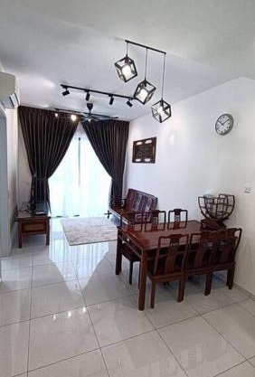 Cozy Sky Trees 4 Guests, Balcony, Netflix and Big TV A08