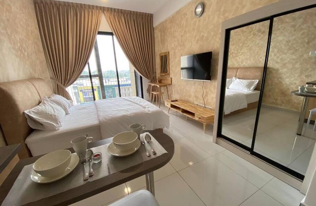 Cozy Sky Trees with Balcony, Smart TV , Aeon & Pool