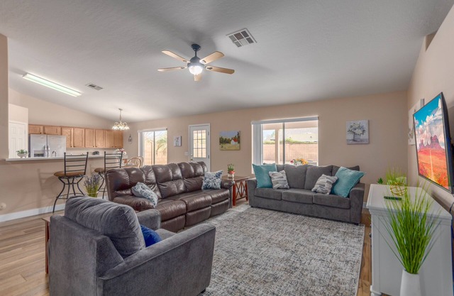 Cozy & Spacious 3BR Pet Friendly Single-Story Big Backyard near SanTan Mall