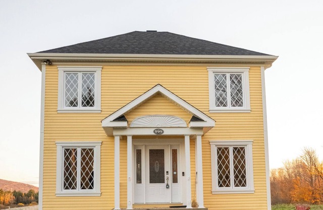 Cozy, spacious farmhouse with a stunning view, 15 mins away from Mont Bromont