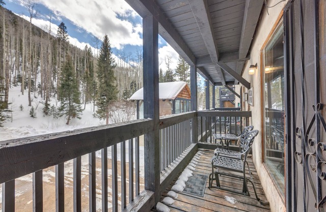 Cozy Streamside Studio - 2 Mi to Taos Ski Resort!