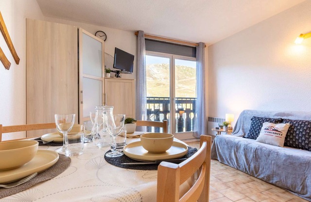 Cozy studio at the slopes with ski storage and parking, no pets allowed