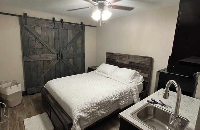 Cozy studio apartment with private entrance and patio near MIA intl. airport
