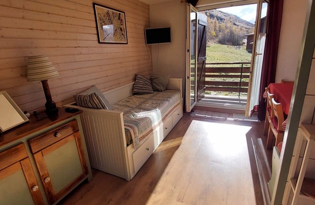 Cozy Studio for 4 at Les Deux Alpes - Ski-In/Ski-Out, 24m², Balcony, Village 1800
