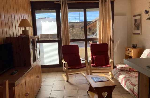 Cozy Studio for 4 in Alpe d'Huez, Ski-In/Ski-Out, South-Facing Terrace, Pet-Friendly