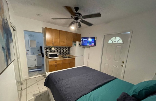 Cozy studio minutes from the beach