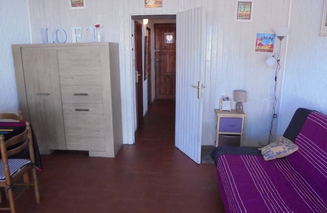 "Cozy Studio Near Beach with Free Parking, Balcony & WiFi"