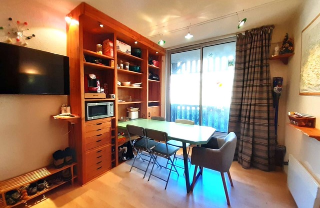 Cozy Studio Sleeps 4 with Balcony, Elevator, Ski Locker - Piau Engaly