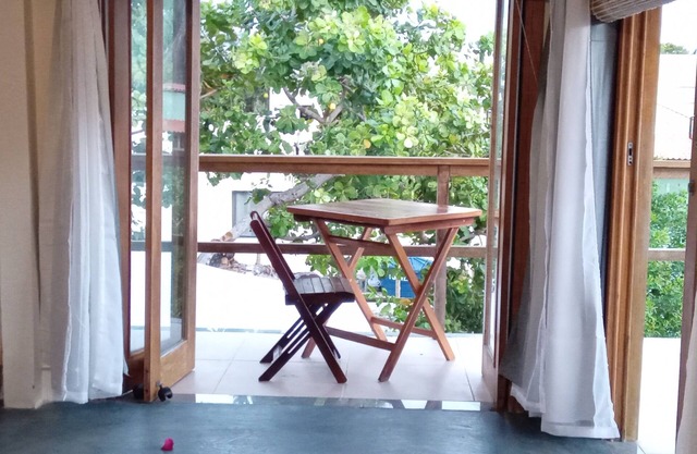 Cozy studio surrounded by large cashew trees less than 200m from the beach