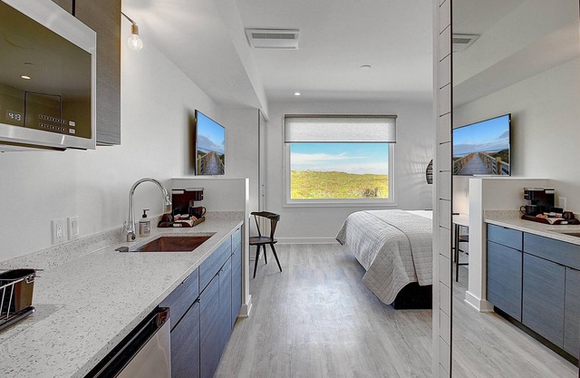 Cozy Studio w/Kitchenette! Private Walkable Beach Access, On-site Pool