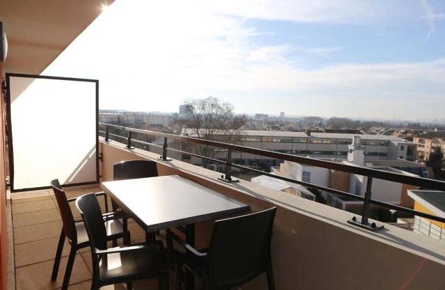 Cozy Studio with Modern Kitchenette w/Convenient Access to Tramway T7