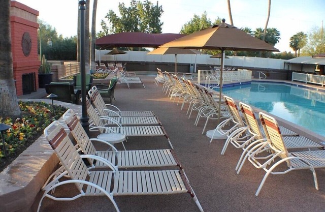 Cozy Studio with Pool & Fitness Room at Camelback