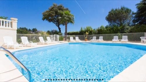Cozy studio with sea view, swimming pool and greenery