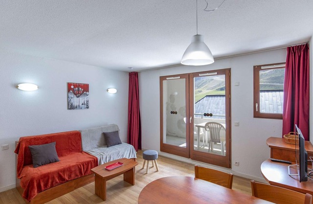 Cozy Studio with Terrace, Parking, Pool & Gym, Near Slopes, Sleeps 4