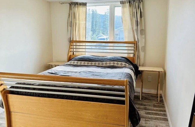 Cozy suite in desirable neighborhood! Near multi-use trails and city bus stop.