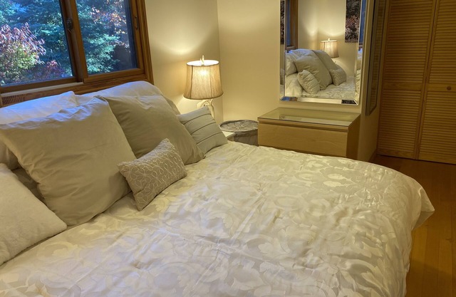 Cozy Suite w/Landscaped Yard - Mtn Views - Near Lost Lake Trails & Tennis Crts