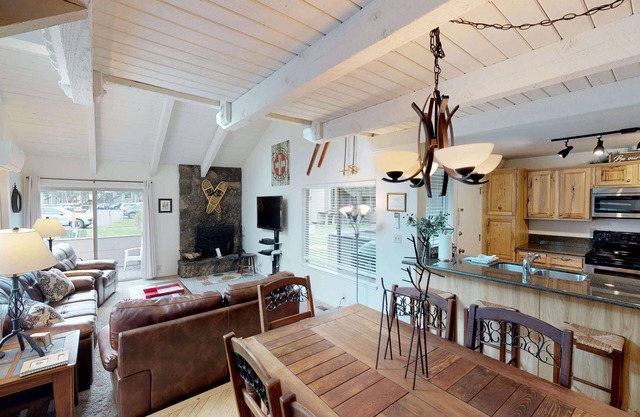 Cozy Sunriver Condo with A/C, Fireplace and BBQ