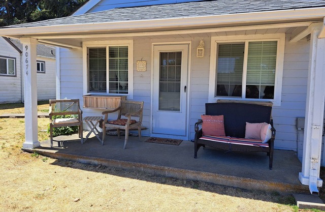 Cozy Sunset Beach Cottage By Lake and Ocean, Peaceful Setting *Wi-Fi*