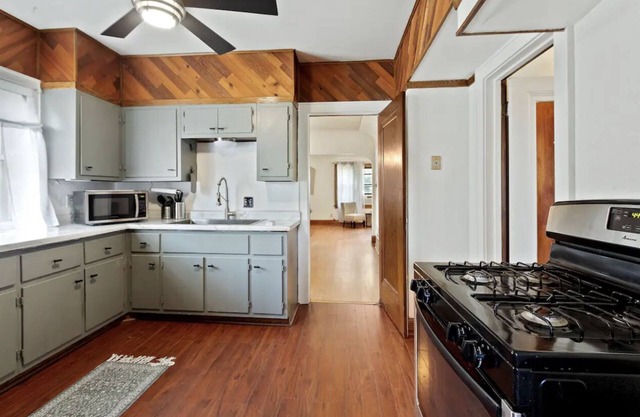 Cozy Sunset Height 2 BR- In the Heart of MKE