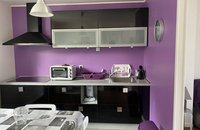 Cozy T2 in La Roche-Posay, Near Free Parking & Connétable Thermes, WiFi Included