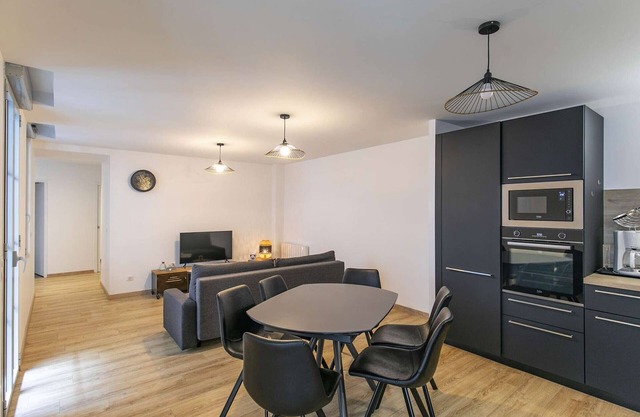 Cozy T3 Apartment in Cauterets, Sleeps 8, Balcony & Ski Nearby