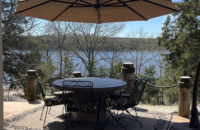 Cozy Table Rock Lake Retreat