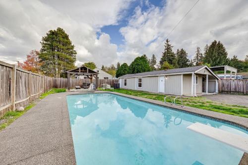 Cozy Tacoma Getaway with Grill and Hot Tub!